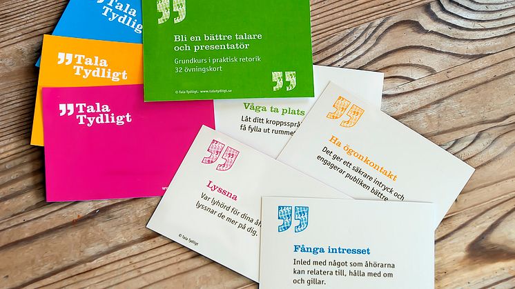 Vill du bli bättre på att tala inför folk? Med Retorikkorten får du 32 superbra och enkla tips du kan använda för att förbättra ditt tal eller presentation! 