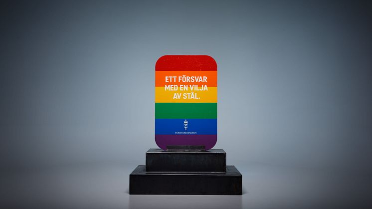 Försvarsmakten avbildar Prideflaggan i pansarstål 