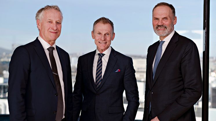 Fra venstre: Administrerende direktør Rolf Eek-Johansen i Modhi, styreleder Sverre Gjessing i Kredinor og administrerende direktør Klaus-Anders Nysteen i Kredinor. Foto: Robert Eik