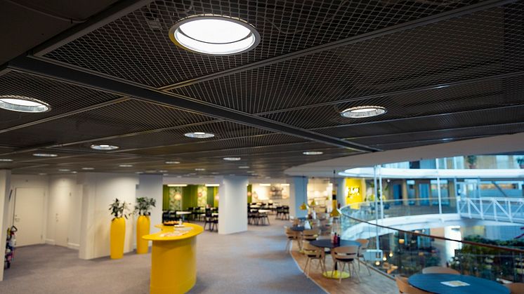 Cirka 1000 befintliga armaturer på Rustas huvudkontor i Upplands Väsby, har uppgraderats på med LED-insatser från Cardi.