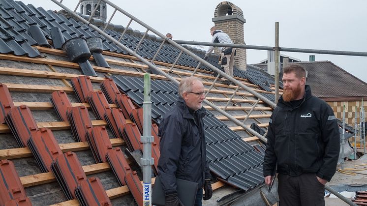 Arkitekt Søren Kibsgaard i samtale med tømrermester Mads Olsen, Tømrer- og Snedkerfirma Pallisgaard A/S.
