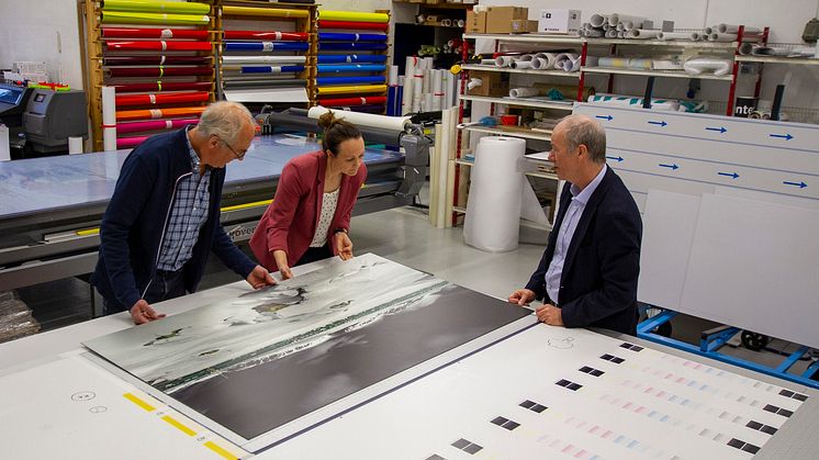 Naturbilde fra Bergensbanen med Hallingskarvet i bakgrunnen, printet på plater av børstet aluminium. Anita Thorbjørnsrød og Hans Martin Gulliksrud i Skilt design får gode råd fra Canons kundeansvarlig Jarle Mikkelsen (t.h.) med på kjøpet.