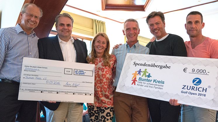 Die Golfer – allen voran Marcus Nagel, Vorstandsvorsitzender der Zurich Gruppe in Deutschland (ganz links) und Michael Stefer, Zurich Ausschließlichkeitsorganisation (3. von rechts) – übergeben Inka Orth, Vorsitzende Bunter Kreis Rheinland e. V.