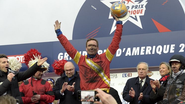 Björn Goop hyllas efter segern med Readly Express i Prix d' Amérique i Paris. Nu kan segerdressen bli din.