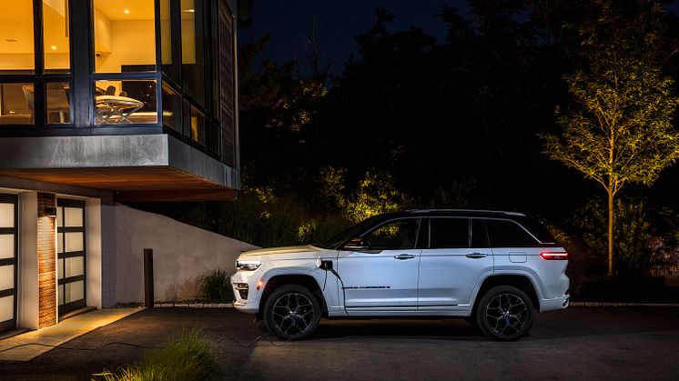 3_All-new 2022 Jeep� Grand Cherokee Trailhawk 4xe