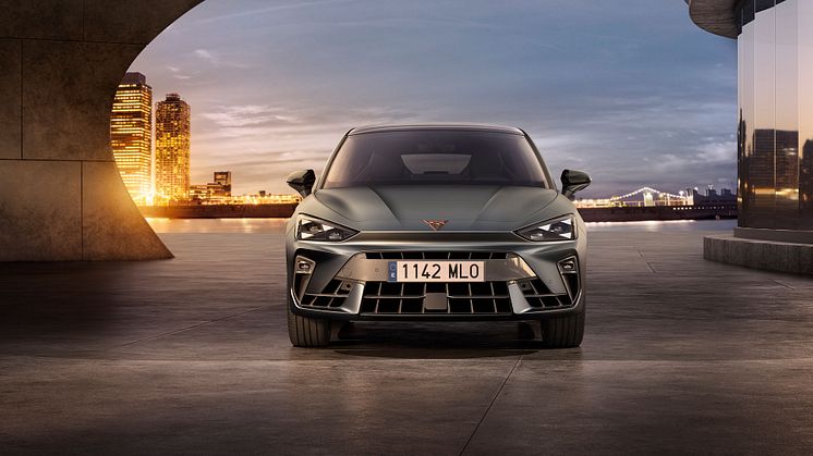 cupra-leon-2024-car-front-view-copper-logo.jpg