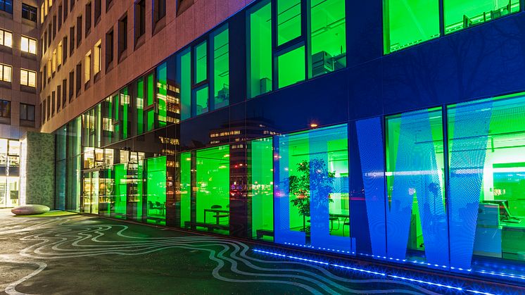 LEW lässt dieses Jahr im Rahmen der Light Nights Augsburg ab 18 Uhr die Fassade des Hauptsitzes direkt am Königsplatz erstrahlen.