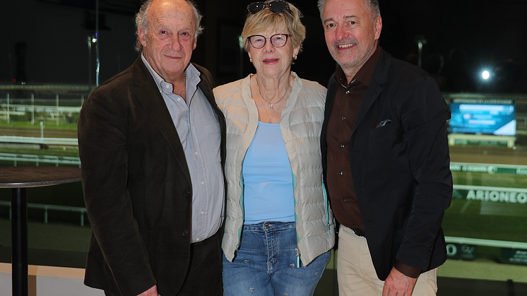 François Forcioli-Conti, ordförande för Société des Côte d’Azur, Jägersros ordförande Kerstin Peterson–Brodda och Kent Öhlander, vd på Jägersro, sedan dokumenten om den nya ponnysatsningen undertecknats. Foto: Hippodrome Cagnes–Sur–Mer.