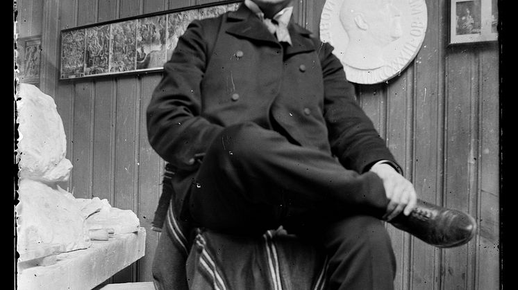 Gustav Vigeland seated in his studio in Hammersborg 1903 / Gustav Vigeland, sittende i sitt studio, Hammersborg 1903.