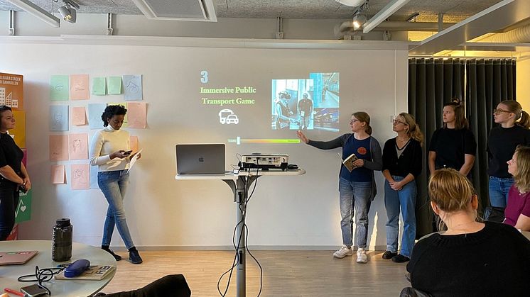 En slutsats studenterna kommit fram till är det är viktigt att motivera äldre till mobilitet, och att det ska vara enkelt att ta sig runt i staden oavsett ålder. Foto: Malin Olsson