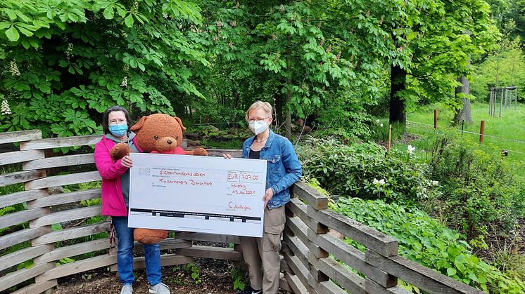 Kerstin Stadler und Sabine Müller-Gora präsentieren den Spendenscheck im Bärenherz-Erinnerungsgarten