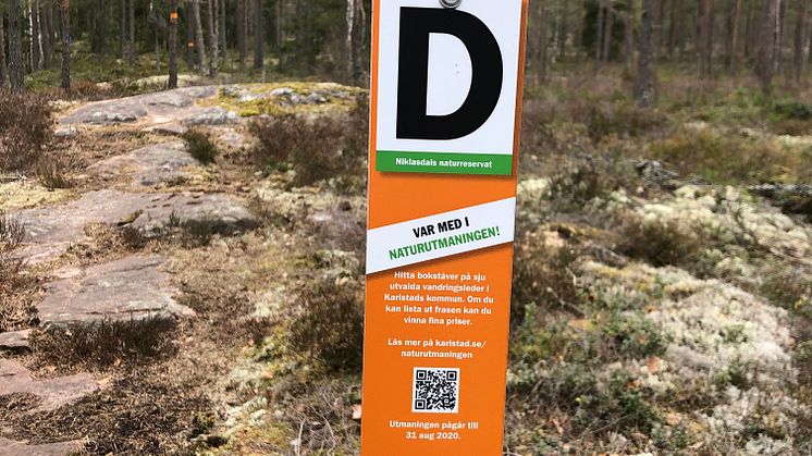 Bokstäverna sitter på stolpar som ser ut så här. Det här är ett exempel från Niklasdals naturreservat.