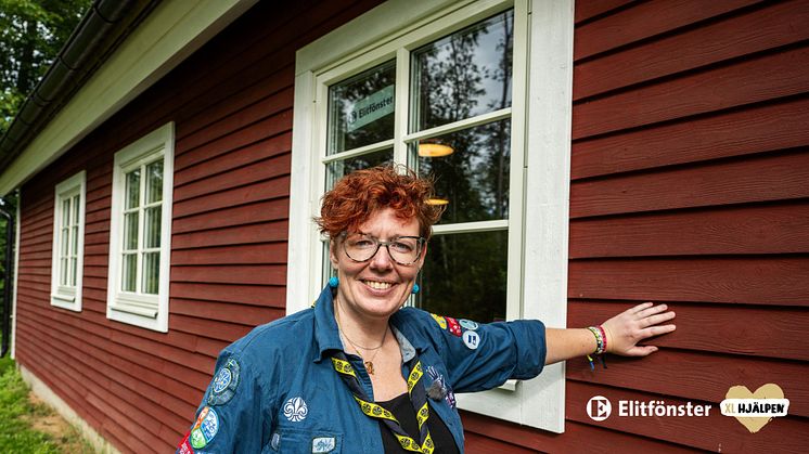Lessebo Scoutkårs klubbhus fick 2024 elva nya fönster och en altandörr, tack vare generöst stöd från Elitfönster och det lokala byggföretaget XL-BYGG JBM i Lessebo.