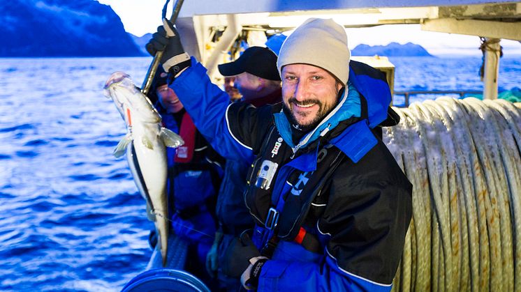 Norwegens Kronprinz Haakon freut sich auch über seinen etwas klein geratenen Skrei.
