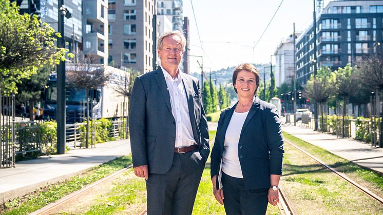 Sporveissjef Cato Hellesjø og Marianne Vik, leder for trikkeanskaffelsen og CFO i Sporveien