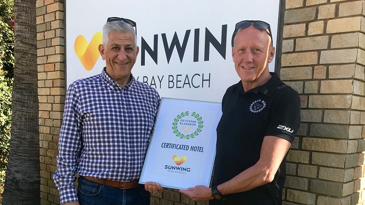 En Svensk Klassikers VD Michael Thorén lämnar över diplomet som visar att familjehotellet Sunwing Sandy Bay Beach på Cypern blir det tredje hotellet i Vings program som uppfyller kriterierna för att få kallas Klassikerhotell.
