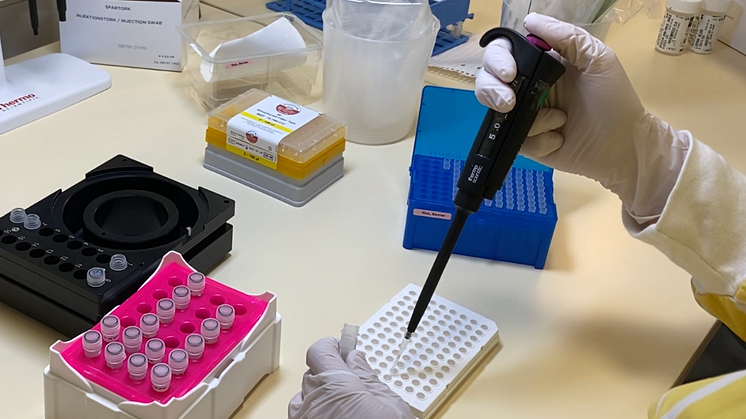 ​Personer som provtagits med PCR-prov och konstaterats smittade av covid-19 ska inte boka ett nytt PCR-prov med syfte att bli friskförklarade.