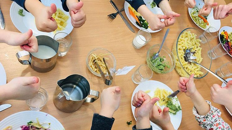 Barn på Vårgärdet gör tummen upp för måltiderna på förskolan. Foto: Li Degerman.