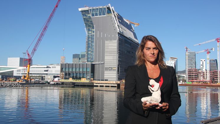 Tracey Emin utenfor MUNCH med modell av Moren