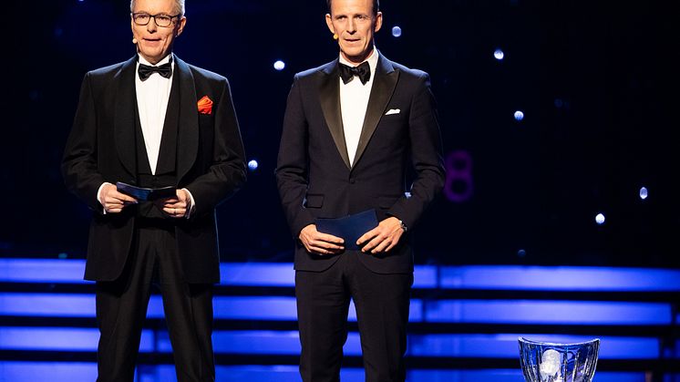 Radiosportens Bengt Skött och Peder Fredricson delar ut Jerringpriset