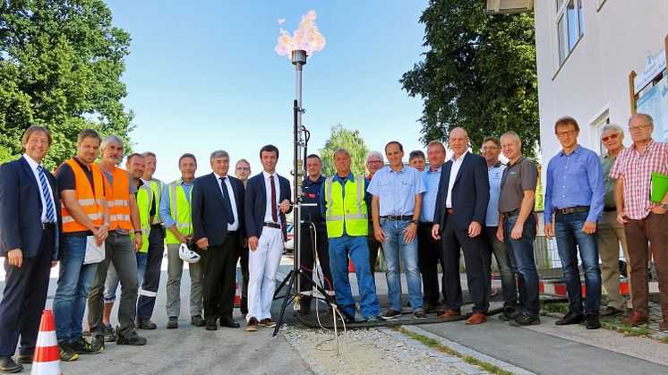 Ein großer Moment in der Geschichte der Gemeinde Weiding: Mit der Ersten Flamme ist die neue Erdgasleitung in Betrieb gegangen.