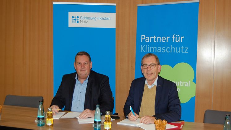 Zusammenarbeit per Unterschrift besiegelt: Bürgermeister Axel Pietsch (l.) und Dr. Jörn Klimant, Vorstand der SH Netz-Muttergesellschaft HanseWerk. Foto: Gisela Tietje-Räther