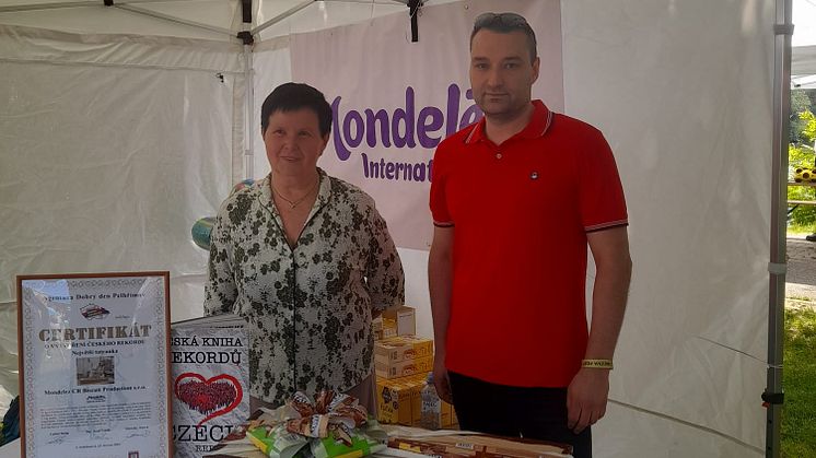 Marie Horákova pekarka megataratrnky a Petr Jansa vyrobní reditele Mondelez Lovosice