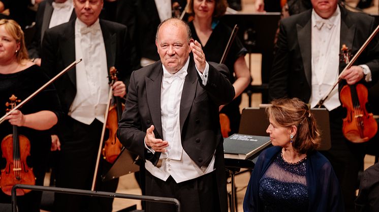 MSO:s chefsdirigent Marc Soustrot tackar för sig. Här på Elbphilharmonie under turnén 2018.