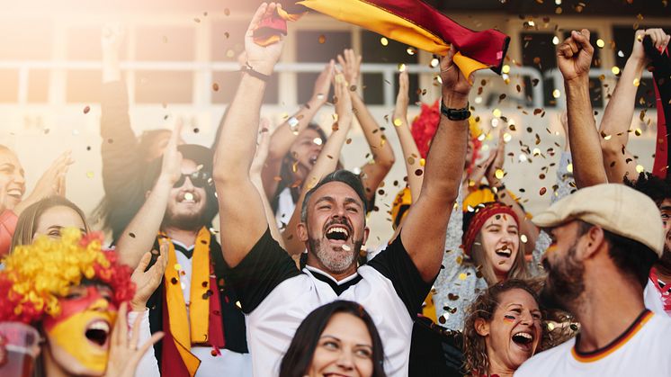 Egal ob im Stadion oder beim Public-Viewing im Biergarten: Mit ANTI BRUMM Forte bleiben Fußballbegeisterte vor unliebsamen Stechmücken geschützt. / Bild: iStock 1222073298