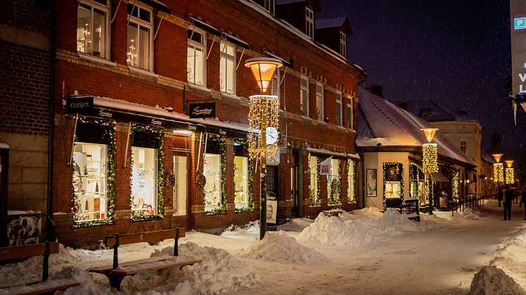 Julpyntade butiker och snötäckta gator i Falkenbergs centrum.