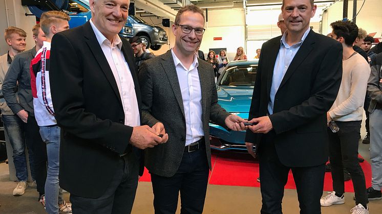 Overdragelse af nøglerne til BMW 430i Coupé