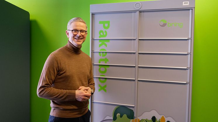 Robin Engstrand framför ett av Brings paketskåp. Foto: Tore Hole Oksnes