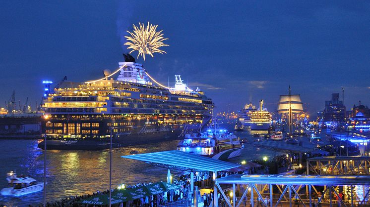 Cruise Days i Hamburg er et festfyrværkeri af en krydstogtskibsparade