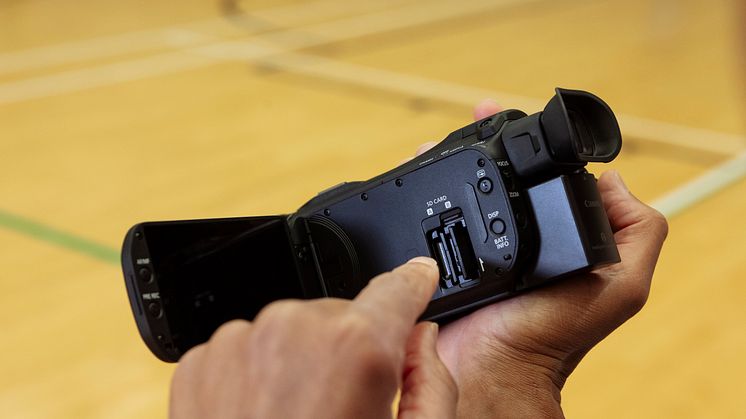 HFG70_Lifestyle_dual-SD-card-slots_67715