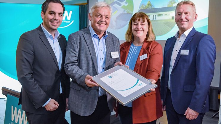 Haben Grund zum Strahlen (v. l.): Bürgermeister Torben Blome, Wolfgang Siefert vom TSV Elbrinxen, Jurymitglied Stephanie Krause, Landes-AG d. Freiwilligenagenturen in NRW, und Jürgen Noch, Geschäftsführer WW.