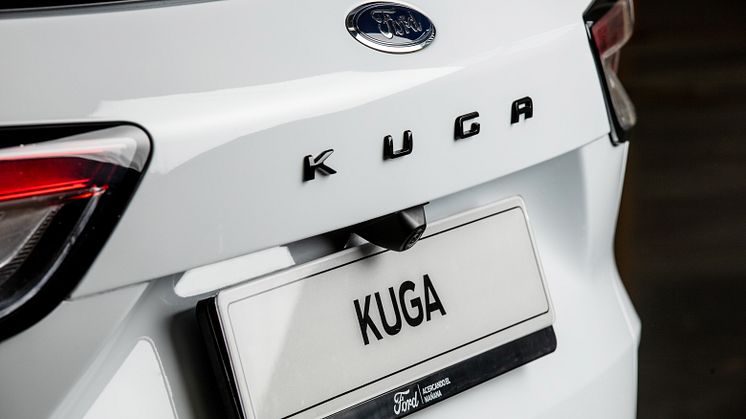 Ford Kuga Plug-In Hybrid sidder tungt på førstepladsen, mens Ford Transit stadig er markedsleder for 10. år i træk 