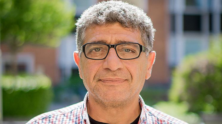 ABK:s integrationssamordnare Saleh Fakhro håller i Boskola för SFI-elever på Furuboda