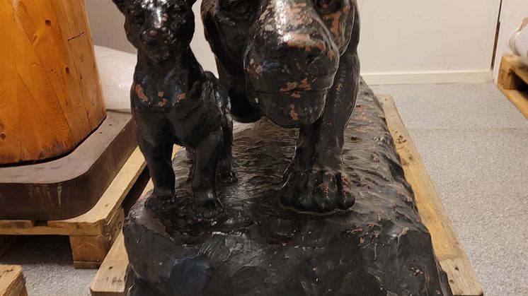 The sculpture Lioness and cubs