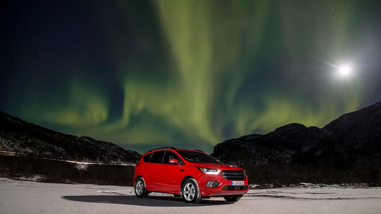 Nye Ford Kuga med nordlys i bakgrunnen