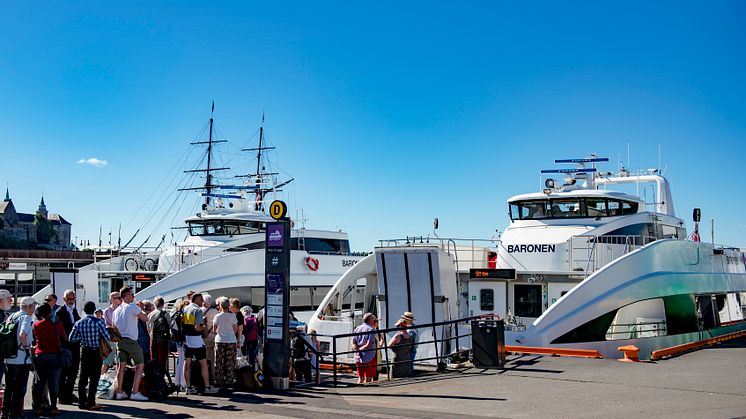 Hurtigbåtene MS «Baronen» og MS «Baronessen» som i dag går i rute i Oslofjorden skal bygges om til nullutslippsbåter hos veftet Brødrene Aa i Hyen og være klare til oppstart sommeren 2024. Foto: Ruter As / Redink, Fartein Rudjord