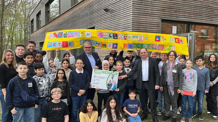 v.l.: Gewinnerklasse mit Julia Todaro, projektverantwortliche Lehrerin, Bernd O. Engelien, Vorstand Zurich Kinder- und Jugendstiftung, Viktor Haase, Staatssekretär im Ministerium für Umwelt, Naturschutz und Verkehr NRW, Susanne Braun, Schulleiterin