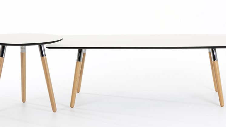 Stressless Style sidebord og Stressless Style sofabord med hvit bordplate og ben i natur. 