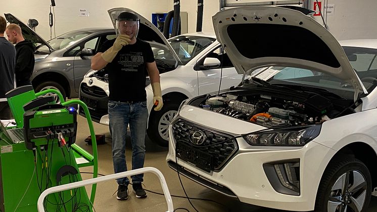 Erhvervsskolerne melder om stor travlhed med efteruddannelse af mekanikere indenfor el- og hybridbiler. Værkstedskæden Euromaster er en af de kæder, der er langt med at efteruddanne sine mekanikere i håndtering af el- og hybridbiler.
