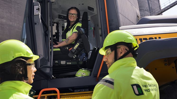 Samtal  vid Volvo eldriven hjullastare, L120H. Foto: Volvo Group