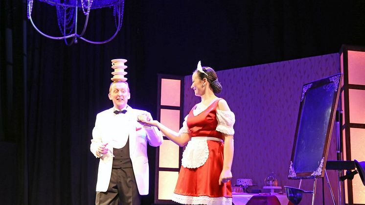 Der Gentleman-Jongleur Jens Thorwächter alias Jeton mit seiner Assistentin im Wintervarieté "Café Mélange"