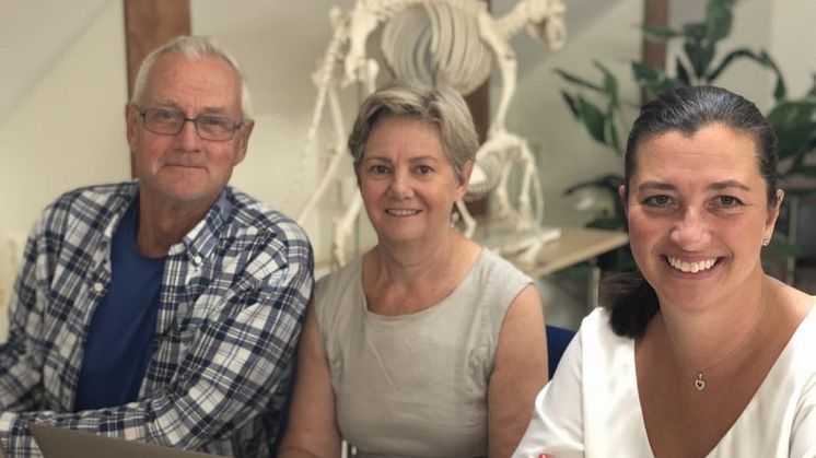 På bilden syns ledamöterna Marie Jury, chef för Väsby Djursjukhus, Ingrid Kindahl, chefredaktör för VeterinärMagazinet, samt Torkel Ekman vice ordförande i Veterinärmedicinska Rådet.