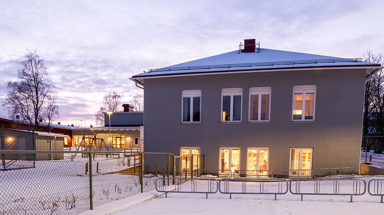 Barn och elever inviger ny förskola och skola i Stöcke