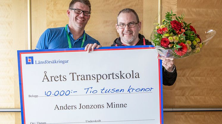 Peter Engström (t v) och Bo-Göran Löfgren från Björknäsgymnasiet tog emot utmärkelsen Årets Transportskola 2018