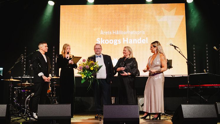 Här mottar Roland och Christina Skoog årets Hållbarhetspris på Näringslivsgalan 2024. Foto: Mikael Sundkvist