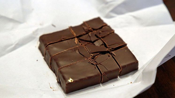 "Leipziger Liebelei": Die handgemachte Schokolade mit Pralinenfüllung wird durch ein Stück Blattgold verziert
